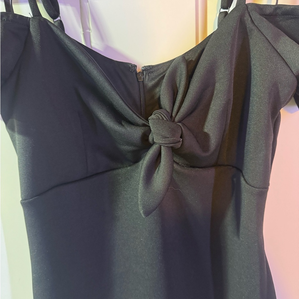 NWT Le Chateau Black Cold-Shoulder Knot Front Bodycon Dress - M - Picture 5 of 11